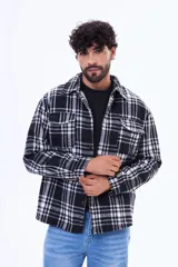 Sobrecamisa de pana con estampado a cuadros, forrada en su interior con símil corderito. Presenta cuello clásico, cierre frontal con botones y dos bolsillos con solapa en el pecho.