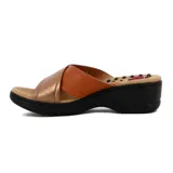 Sandalias de cuero sintético color marrón claro y naranja, con tiras cruzadas y plataforma baja.