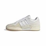 Championes Adidas Forum 84 Low ADV, de diseño clásico inspirado en el básquet y adaptado para el skate. Presentan un exterior en cuero blanco con detalles en gamuza beige, suela de caucho en tono crema y el logo del trébol grabado en el lateral.
