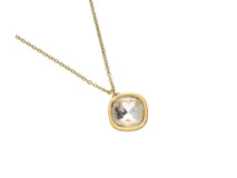 Collar dorado con cadena de eslabones y dije cuadrado con circonia blanca.