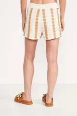 Short de punto color beige con rayas verticales en tono dorado, cintura elástica y cordón ajustable.