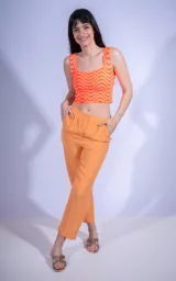 Pantalón de vestir color rojo, de corte recto y largo tobillero.