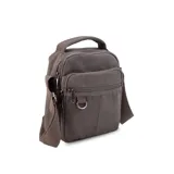 Morral de tela canvas color verde oliva, con correa regulable y asa de mano. Tiene dos bolsillos frontales con cierre, llavero exterior, bolsillos internos y bolsillo trasero con cierre.