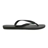 Ojotas (chancletas) de goma color negro, con tiras finas y un pequeño detalle de la bandera de Brasil en la base de las tiras.