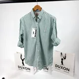 Camisa de manga larga a rayas verticales verdes y blancas, con cuello italiano y logo bordado en el pecho.