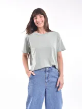 Remera de manga corta y cuello redondo color verde azulado, con diseño clásico y corte relajado.