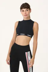 Top deportivo negro con cuello alto, sin mangas y logo retro BASSET 2001 estampado en el frente.