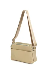 Bandolera negra de material sintético, con correa ajustable y dos compartimentos frontales con cierre de cremallera metálico.