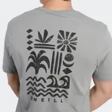 Remera de manga corta color marrón con cuello redondo. Presenta un pequeño logo estampado en el pecho con el nombre de la marca y motivos gráficos.