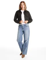 Chaqueta de estilo camisero confeccionada en tejido tipo suede, con cuello clásico, cierre frontal mediante botones a presión y bolsillos aplicados en el pecho. Presenta mangas largas con puños ajustables.