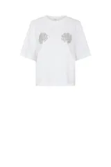 Remera blanca de corte holgado con mangas cortas acampanadas, cuello redondo y apliques de strass con forma de conchas en el frente.