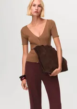 Pantalon de punto de tiro medio con diseño recto y largo, confeccionado con cintura elástica sin cierre.