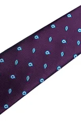 Set compuesto por una corbata y un pañuelo de bolsillo a juego, ambos en color bordó con un estampado geométrico sutil en tono oscuro.