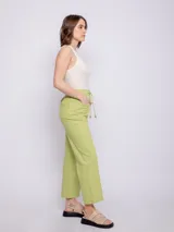 Pantalón ancho color verde claro, de algodón, con elástico y cordón en la pretina, dos bolsillos plaque delanteros y dos bolsillos ojal con vista en la parte trasera.