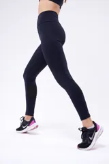 Calza negra de running de tiro alto, confeccionada en poliamida y elastano, con cierre en los tobillos.