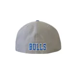 Gorro New Era 59Fifty del equipo de baloncesto Chicago Bulls, con visera plana color azul y logo del equipo bordado en el frente.