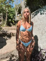 Bottom de bikini vedetina celeste con hebillas decorativas en carey.