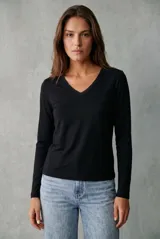 Remera de manga larga con cuello en V, confeccionada en tejido de viscosa con elastano, de calce ajustado al cuerpo.