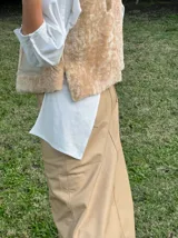 Falda midi color avellana con abertura lateral y cintura alta.