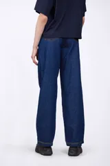 Pantalón de jean acampanado de tiro alto, color azul oscuro.