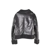 Campera de cuero sintético negro con interior y detalles de corderito sintético en cuello, puños y ruedo. Presenta cierre frontal metálico y bolsillos laterales con cierre.