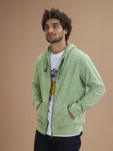 Campera con capucha de toalla color gris claro, con cierre completo y bolsillos frontales.