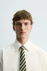 Corbata ancha de seda con diseño de rayas diagonales anchas en color verde oscuro y beige claro.