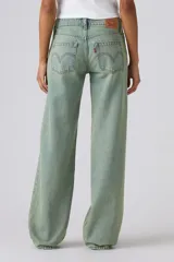 Pantalón de jean de tiro muy bajo con corte holgado y diseño de canesú en la cintura. Presenta un lavado desgastado en tono azul claro con costuras visibles.