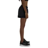 Short deportivo negro de doble capa, con cintura elástica ajustable con cordón y logo de New Balance estampado en la pierna derecha.