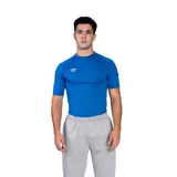 Remera deportiva azul marino de manga corta, corte ajustado y logo de Umbro estampado en el pecho.