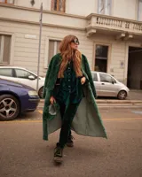 Pantalón de terciopelo azul marino, de corte recto y tiro medio.