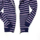 Campera con capucha a rayas horizontales violetas y azul marino, con cierre frontal y bolsillos laterales. Confeccionada en algodón.