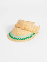 Visera de papiro color beige con ala ancha y detalles de flecos y cinta zig zag verde y celeste.
