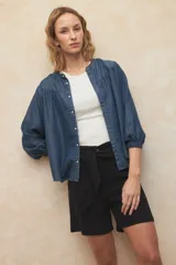 Bermuda negra de lino con tiro alto, lazo en la cintura y cuatro bolsillos grandes.