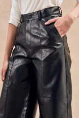 Pantalón negro de cuero vegano, corte wide leg y tiro alto.