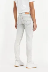 Jeans Levis modelo Skinny Taper Adv October Love, de corte ajustado y tiro medio, con efecto acid wash en color gris claro.