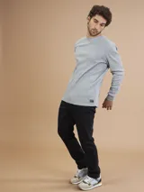 Remera de manga larga gris, confeccionada en tejido waffle.