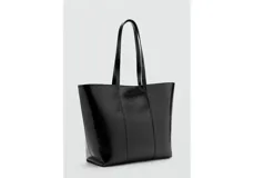 Bolso tipo tote color negro de acabado brillante y textura arrugada, con asas largas de hombro y costuras verticales decorativas en el frente.