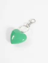 Llavero con dije de corazón verde y gancho metálico plateado.