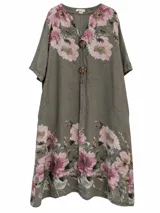 Vestido midi color gris verdoso con estampado floral en tonos rosados y blancos, escote en V con cordones y dos grandes botones decorativos en la parte frontal, de manga corta y corte holgado.