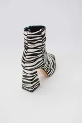 Botas de cuero color marrón con estampado croco, plataforma y taco cuadrado. Cierre lateral con cremallera.