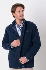Campera marrón de gabardina de algodón con cuello alto, cierre frontal con doble carro, bolsillos tipo parche con tapa y botón en laterales y pecho.