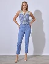 Pantalón de vestir verde esmeralda, de corte recto, con bolsillos laterales y traseros.