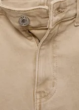 Jeans Sienna de tiro medio y corte flare con diseño crop y bajo deshilachado. Cuenta con cinco bolsillos, cierre de cremallera y botón, y trabillas para cinto.