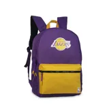 Mochila de nylon con diseño bicolor, cuerpo principal morado y bolsillo frontal amarillo. Presenta el logo de Los Angeles Lakers en el frente y un pequeño logo de la NBA en la parte inferior derecha. La espalda está confeccionada con tela mesh.