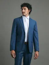 Ambo slim fit de color azul, compuesto por saco de dos botones y pantalón de vestir a juego. El tejido cuenta con elastano para mayor comodidad y flexibilidad.