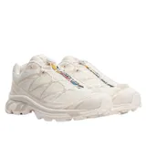 Championes Salomon XT-6, color beige con detalles en blanco y suela con relieve técnico, ideales para running y actividades al aire libre.