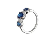 Anillo de plata 925 con tres piedras de circonia azul y circonias transparentes alrededor.