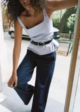 Top de algodón color celeste con escote cuadrado, tirantes anchos, diseño evasé y cierre de cremallera lateral.
