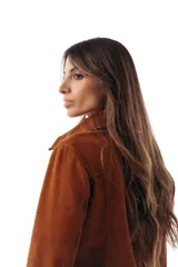 Camisa de gamuza color tostado, de manga larga, con cuello camisero y cierre frontal completo de doble vía.